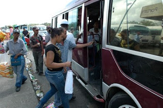 Video: Choferes de concho en Los Alcarrizos desacatan orden autoridades, y  mantienen alza  en los pasajes