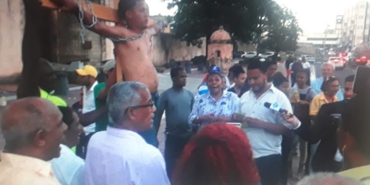 Joven se crucifica en apoyo a paro de este martes