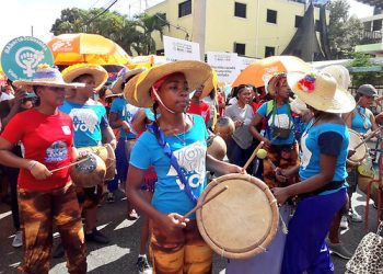 Cientos de personas marchan con el lema¨Ni una mas ni una menos¨ en Día Internacional de la no violencia contra la Mujer