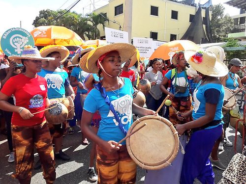 Cientos de personas marchan con el lema¨Ni una mas ni una menos¨ en Día Internacional de la no violencia contra la Mujer