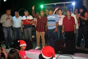 En creativa manifestación encendido de arbolito reclaman obras sociales en sector de Manoguayabo
