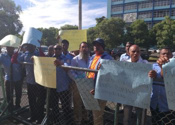 Trabajadores piquetean Procuraduría  en demanda empresa pague prestaciones laborales