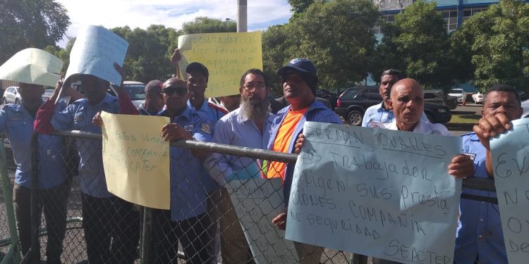 Trabajadores piquetean Procuraduría  en demanda empresa pague prestaciones laborales