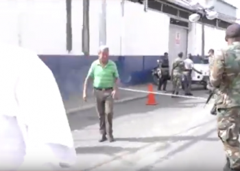 Policías lanzan lacrimogenas mientras se ofrecían declaraciones en explosiona PoliPlas