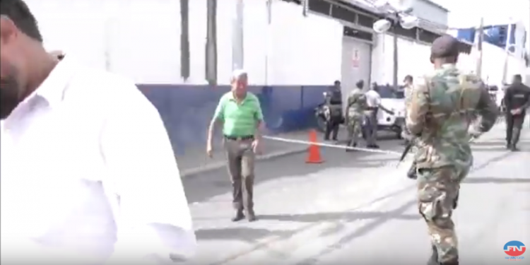 Policías lanzan lacrimogenas mientras se ofrecían declaraciones en explosiona PoliPlas