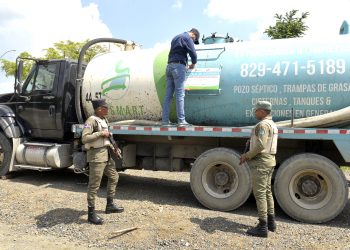 Medio Ambiente clausura compañía sorprendida vertiendo desechos en río  Santiago