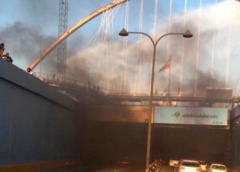 Se incendia vehículo en paso a desnivel de la avenida 27 de Febrero