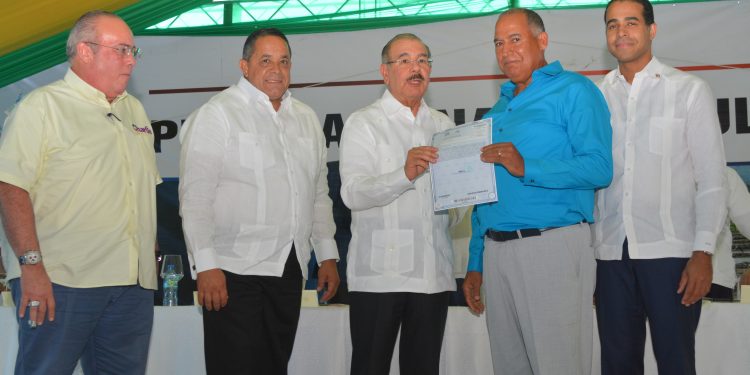 Gobierno entrega 870 títulos definitivos a productores y dueños de solares Sabana Grande de Boyá