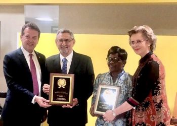 Ito Bisonó entrega en África “Premio Defensor de la Democracia”