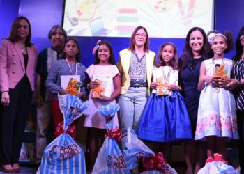 Ganadores concurso de cuentos infantiles son premiados por la Vicepresidencia