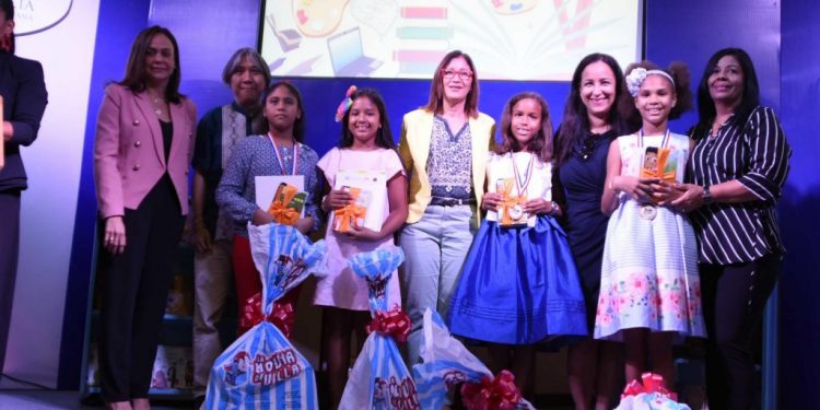 Ganadores concurso de cuentos infantiles son premiados por la Vicepresidencia
