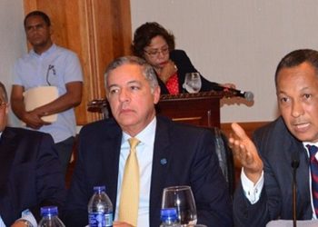 Comisión bicameral de Presupuesto se reúne con ministro Hacienda