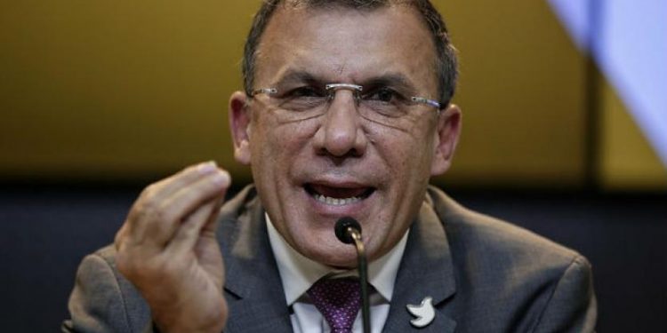 Ministro Defensa colombiano es acusado por Senador de ocultar ejecuciones a civiles