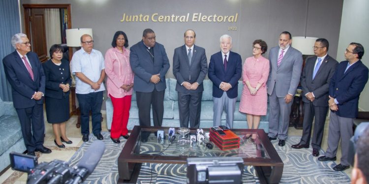 Pleno JCE se reúne con representantes Comisión de Seguimiento  Manifiesto Ciudadano por un Sistema Electoral Transparente