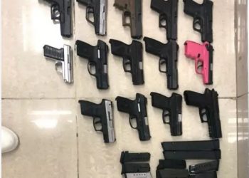 Decomisan 14 armas de fuego enviadas a través de una empresa de cargo