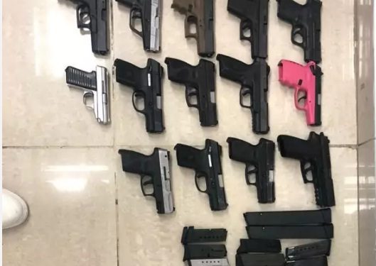 Decomisan 14 armas de fuego enviadas a través de una empresa de cargo
