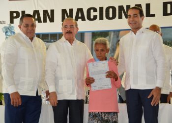 Gobierno entrega 759 títulos definitivos de parcelas y solares a productores de Baoba MaríaTrinidad Sánchez