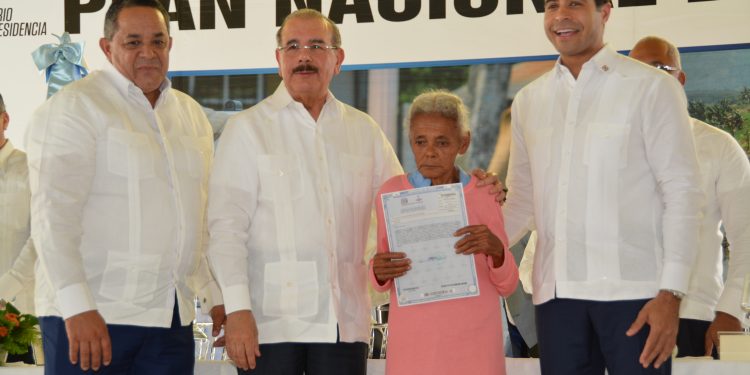 Gobierno entrega 759 títulos definitivos de parcelas y solares a productores de Baoba MaríaTrinidad Sánchez