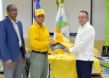 Medio Ambiente equipa a Bomberos Forestales con uniformes, herramientas e indumentarias especiales y moderno autobús