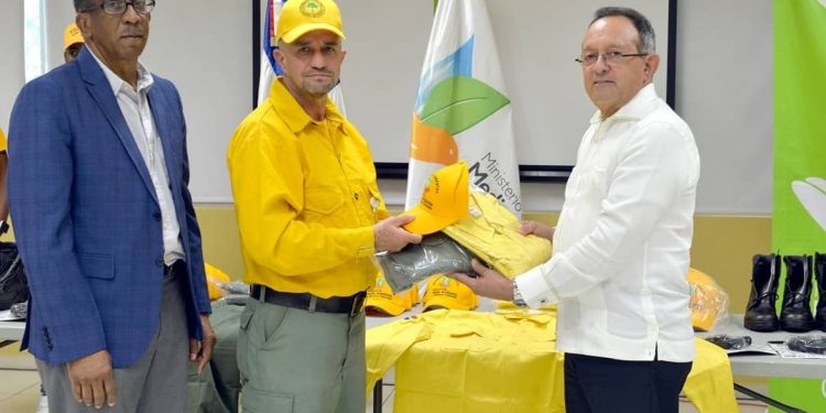 Medio Ambiente equipa a Bomberos Forestales con uniformes, herramientas e indumentarias especiales y moderno autobús