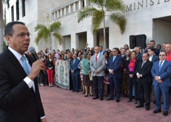 Ministro Educación llama a empleados a reflexionar en Navidad sobre responsabilidad de formar nuevas generaciones