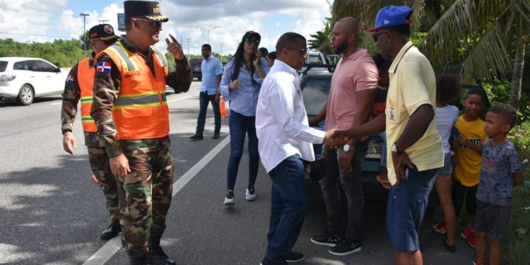 Ministro OP supervisa puentes peatonales y asistencia vial en  Las Américas