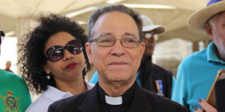 Obispo dice políticos dominicanos deben dejar de creerse mesías en los cargos