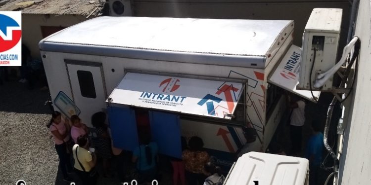 Video. Denuncian mafia en entregas de licencias de conducir en los Alcarrizos