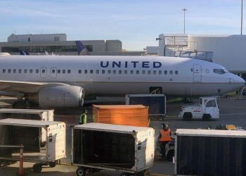 Evacuan a varias personas en vuelo de United por quejarse de pasajero con tos