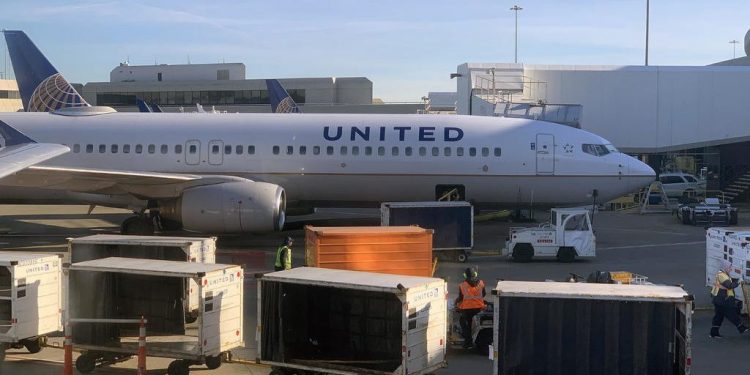 Evacuan a varias personas en vuelo de United por quejarse de pasajero con tos