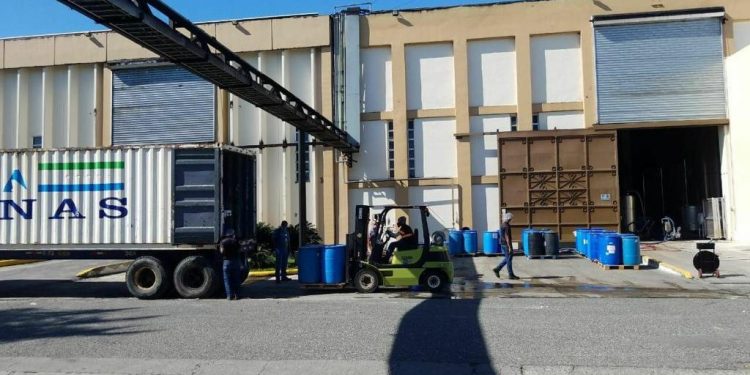 Aduanas donó 80 tanques de 55 galones de alcohol a Salud Pública