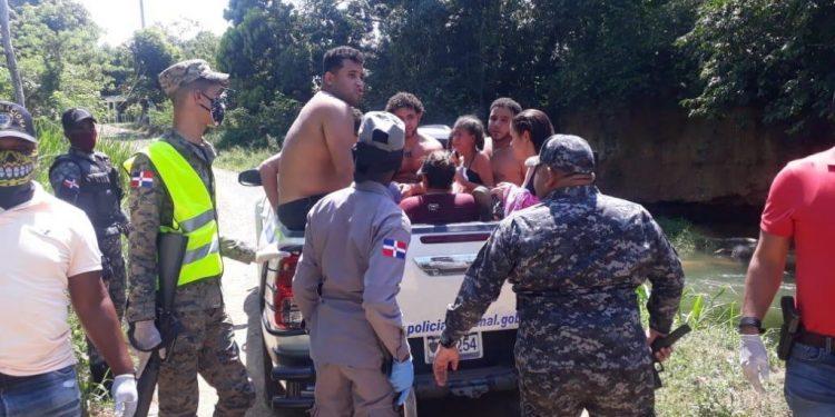 Apresan decenas de bañistas en ríos de Cotuí violaron prohibicion de no visitas