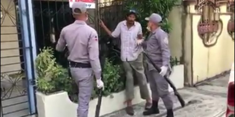 Suspenden agentes golpearon hombre buscaba comida durante toque de queda