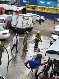 Comerciantes mercado Los Mina realizan jornada de limpieza y fumigación contra el COVID-19