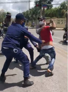 VIDEO…Denuncian atropellos por comisión mixta militar  en  Higüey