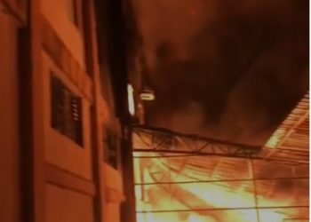 VIDEO. Incendio consume fábrica de plástico en Santo Domingo Oeste