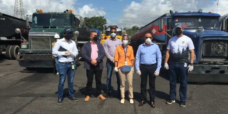 Medio Ambiente inspecciona  29 camiones tanqueros detenidos por Aduanas cargados de residuos oleosos en Muelle Haina