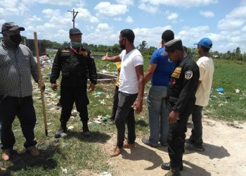 Integrantes de ADOPOMUCO limpian y desinfectan en Higüey ante brote  de covid-19