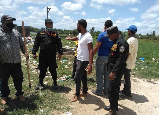 Integrantes de ADOPOMUCO limpian y desinfectan en Higüey ante brote  de covid-19