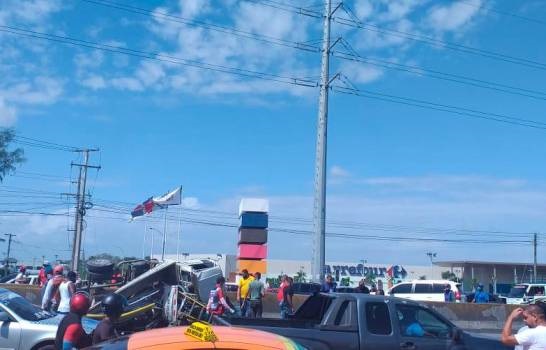 Un muerto en accidente que involucra varios vehículos frente a Carrefour