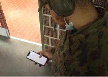 Soldados suizos prueban aplicación para librar la batalla contra el coronavirus