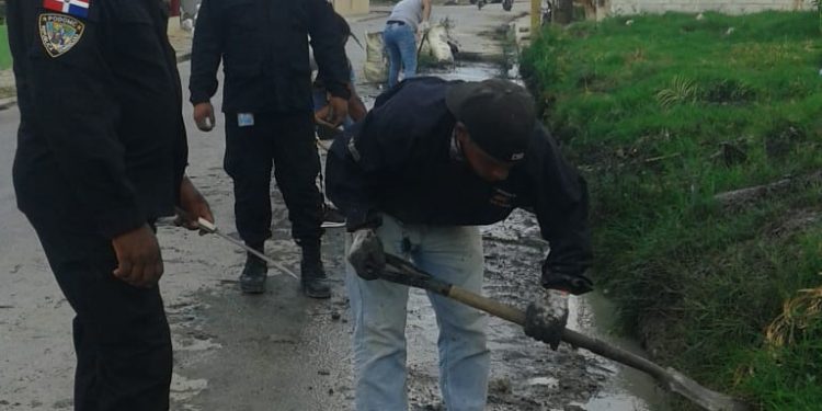 Policías Municipales llevan a cabo jornada de limpieza en San Luis y Higüey