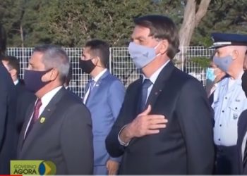 Juez brasileño ordena que Bolsonaro use mascarilla en lugares públicos