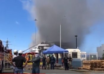 Incendio en buque de la Marina de EEUU en California