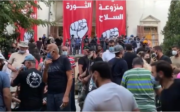 Manifestantes en Beirut asaltan brevemente varios ministerios