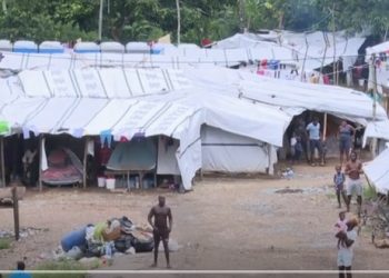 Desesperación y violencia amenaza campamento para migrantes varados en Panamá
