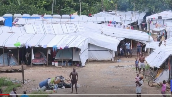 Desesperación y violencia amenaza campamento para migrantes varados en Panamá