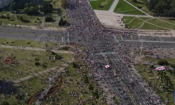 Decenas de miles de manifestantes en Bielorrusia en medio de un enorme despliegue policial