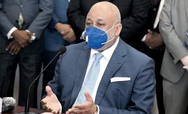 El nuevo ministro de Educación, Roberto Fulcar, no encuentra plan para inicio año escolar