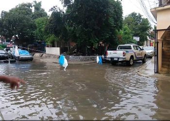 Incomunicados quedan residentes en diversos sectores de Los Alcarrizos por tormenta Laura